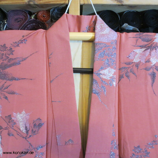 glitzernde Rosen auf altlachs Seidenjacquard 1960'er Komon Kimono