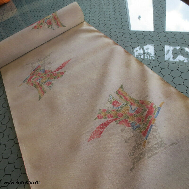 Tanmono Kimono Stoffrolle bunte Kasuri Kicho mit Schattenwurf in natur