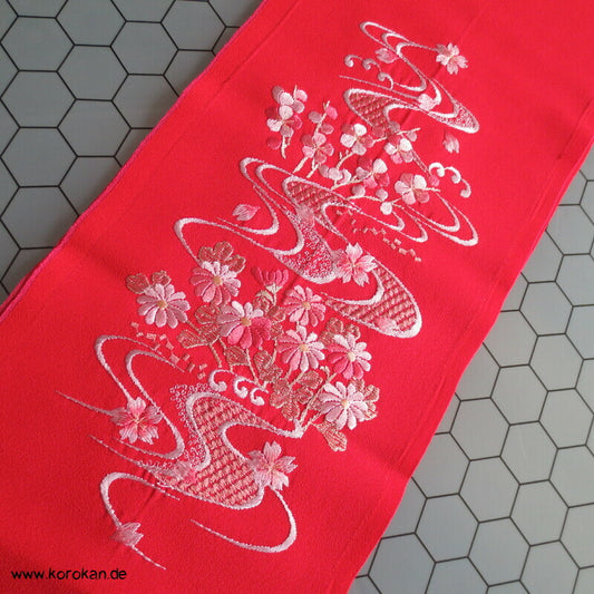 rote Seide, HanEri, bestickt mit Blüten im Fluss