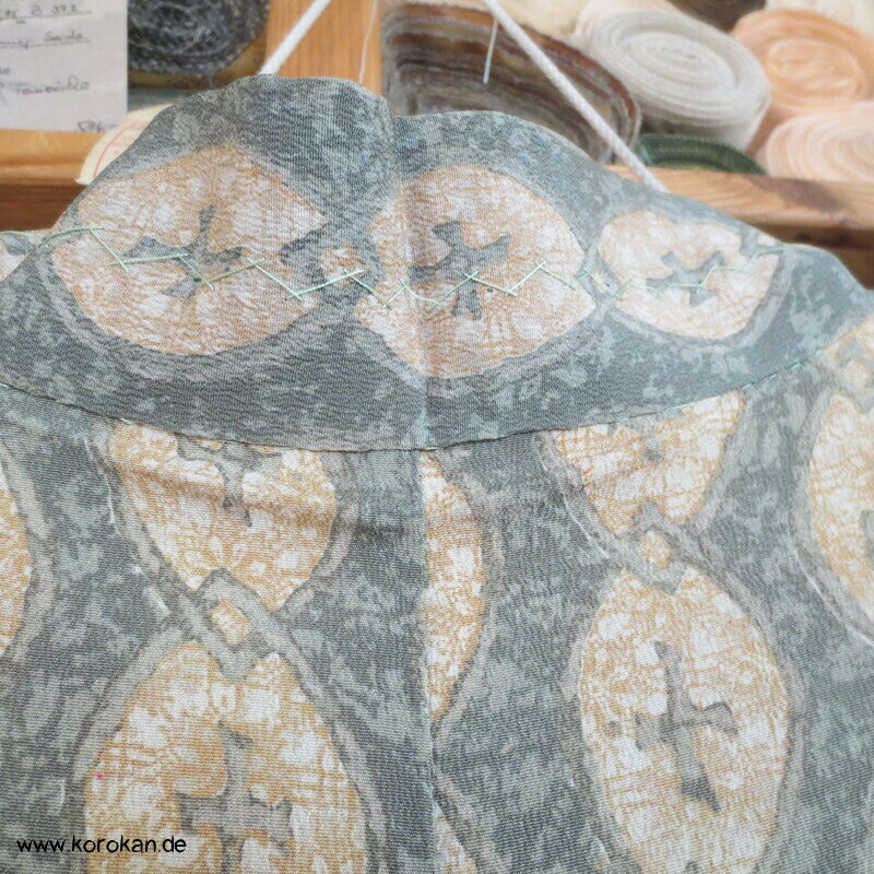 Haori Kimono Jacke aus Seide, grün - braune abstrakte Muster, Himo