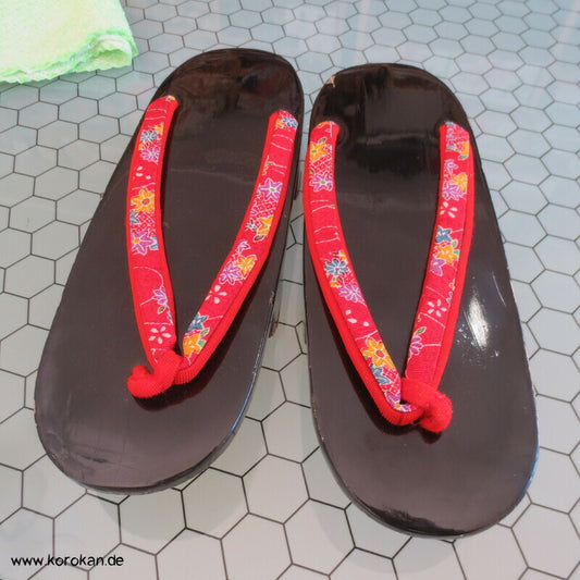 Vintage, eher antike Geta - leichtes Holz, schwarzer Lack, rote Riemen