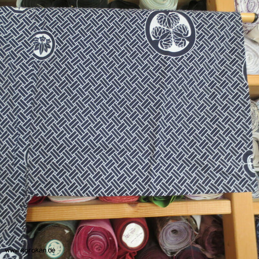 Nemaki Schlaf Kimono Symbole auf Higaki Hintergrund
