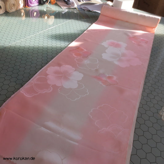 wie gestickte Blüten, Farbverlauf Juban Seiden Tanmono