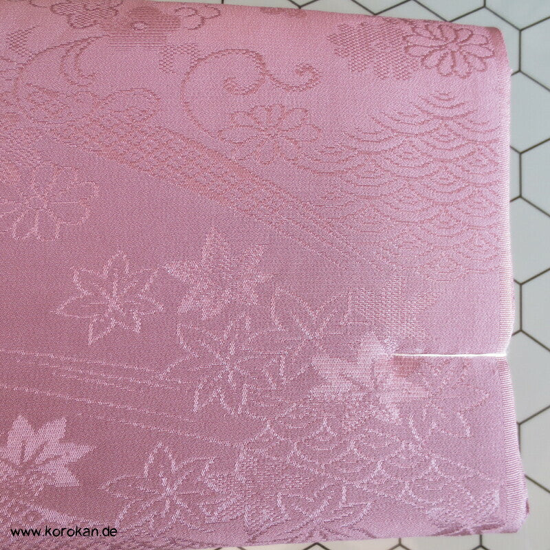 Segaiha, Ahornblatt, Karakusa rosa Rinzu Damast Seide Araihari Kimono
