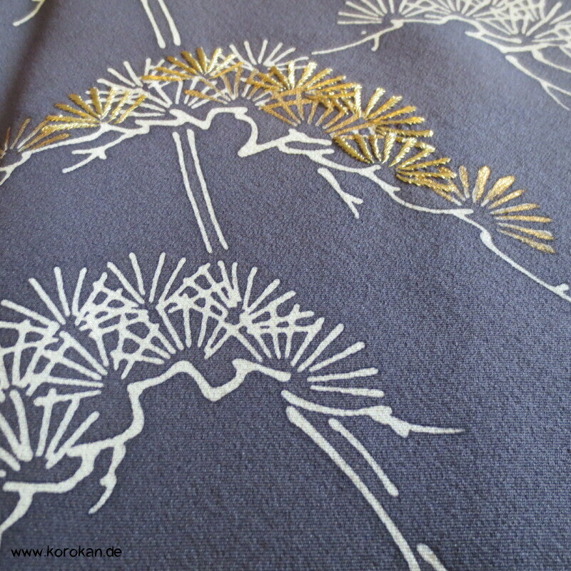 Kiefer und Bambus auf grau Seidencrepe Homongi Kimono