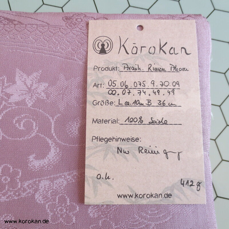 Segaiha, Ahornblatt, Karakusa rosa Rinzu Damast Seide Araihari Kimono