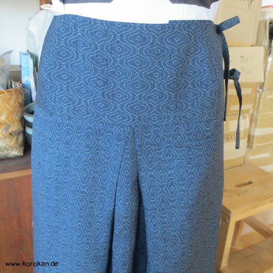 Sattelrock Woll Kimono Stoffreste Tatewaku auf blau, Bindeverschluss
