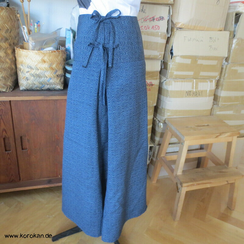 Sattelrock Woll Kimono Stoffreste Tatewaku auf blau, Bindeverschluss