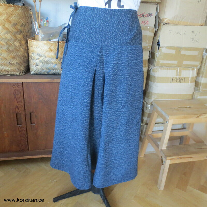 Sattelrock Woll Kimono Stoffreste Tatewaku auf blau, Bindeverschluss