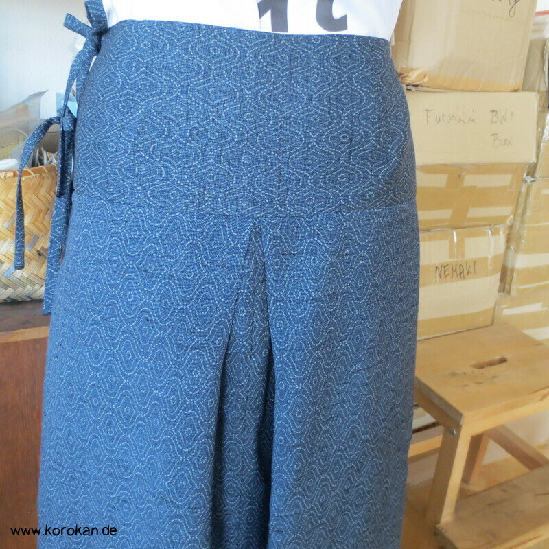 Sattelrock Woll Kimono Stoffreste Tatewaku auf blau, Bindeverschluss