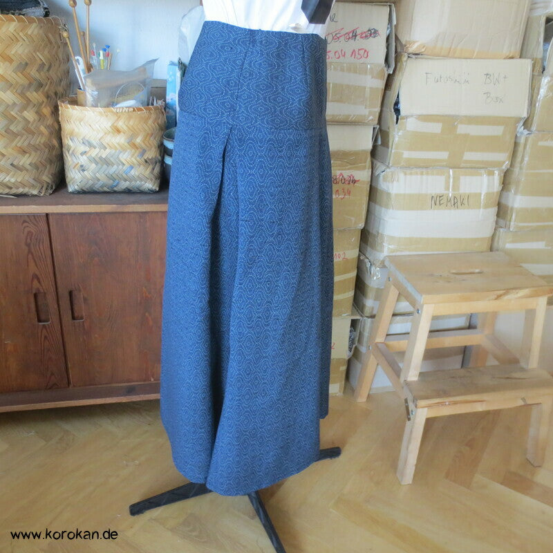 Sattelrock Woll Kimono Stoffreste Tatewaku auf blau, Bindeverschluss