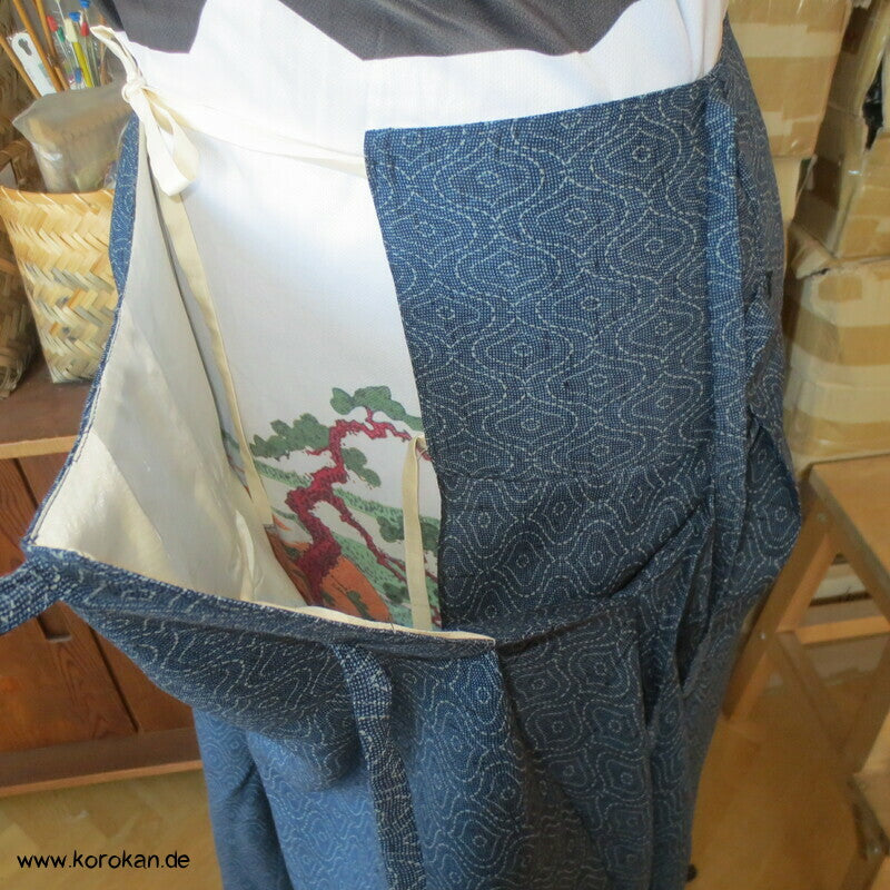 Sattelrock Woll Kimono Stoffreste Tatewaku auf blau, Bindeverschluss