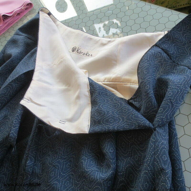 Sattelrock Woll Kimono Stoffreste Tatewaku auf blau, Bindeverschluss