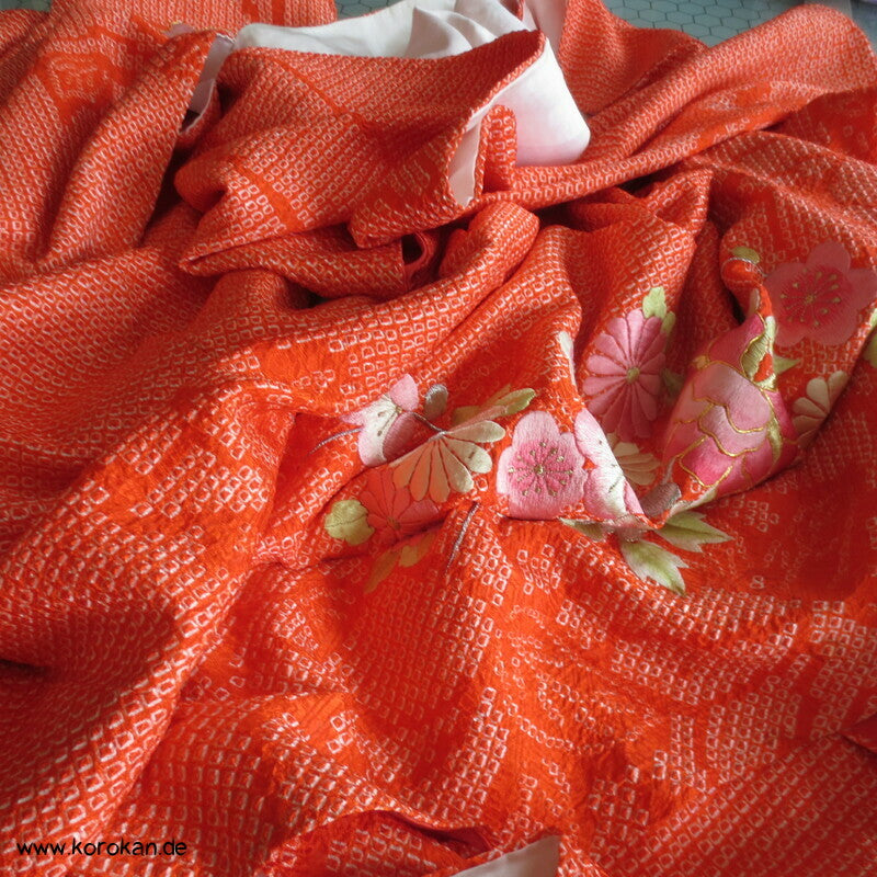 Full Shibori Furisode, Päonienstickereien, rosa auf orange