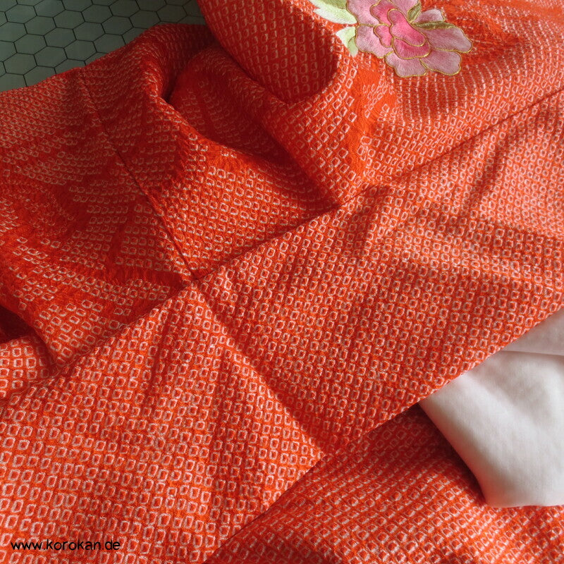 Full Shibori Furisode, Päonienstickereien, rosa auf orange