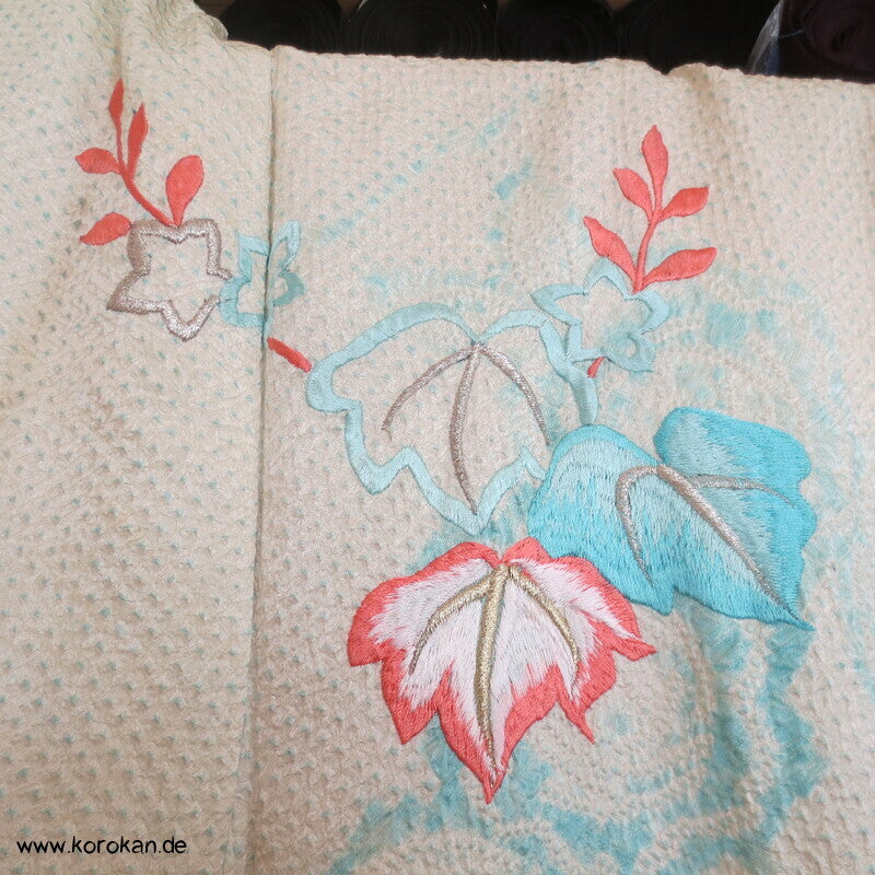 eisblauer Full Shibori Furisode, gestickte Paulownia
