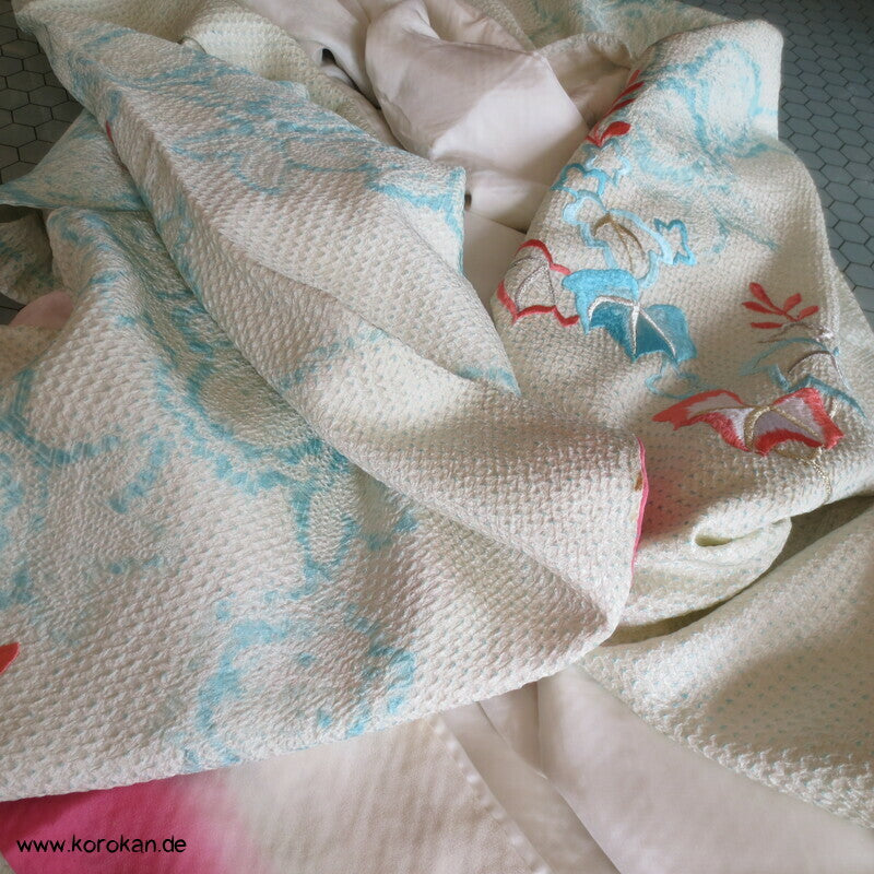 eisblauer Full Shibori Furisode, gestickte Paulownia