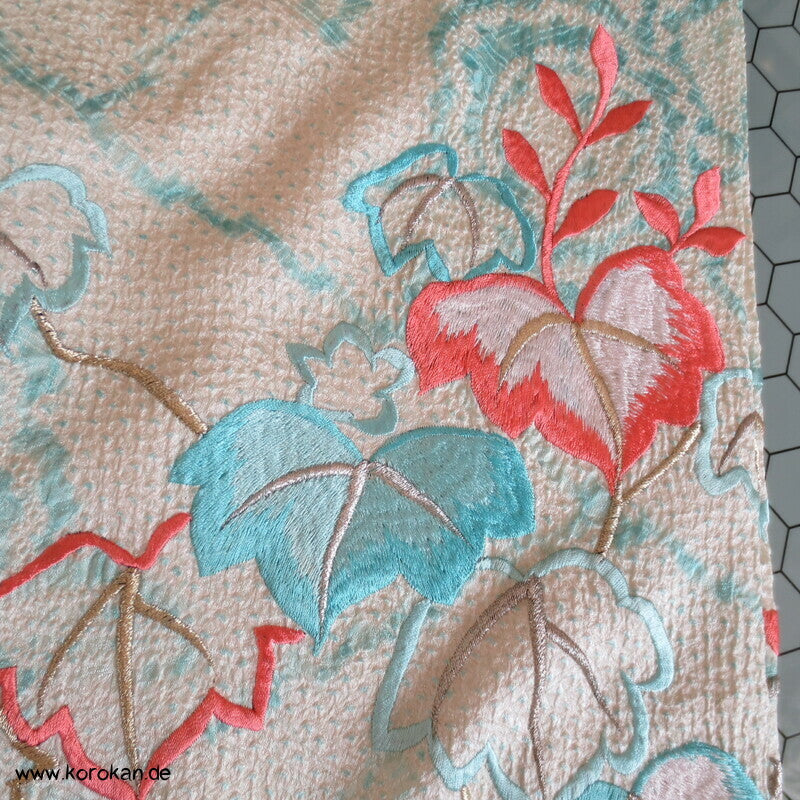 eisblauer Full Shibori Furisode, gestickte Paulownia