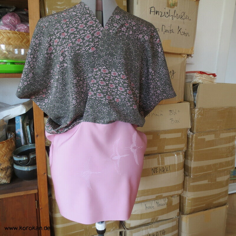 Upcycling Seidenshirt Kimonostoffreste, rosa Kranichdamast und Millefleur Crepe