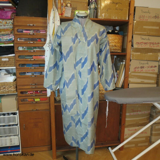 umgearbeitetes Kimono Kleid aus antikem Meisen Kasuri