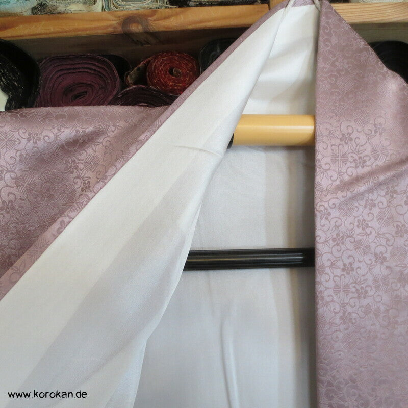 Goldwellen auf mauve Homongi Kimono Seidendamast