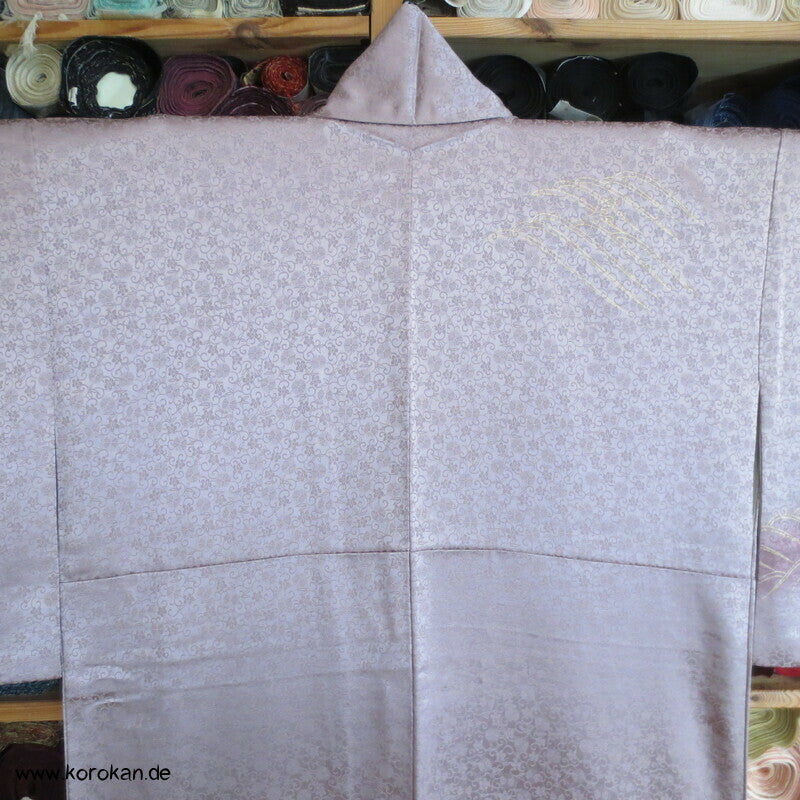Goldwellen auf mauve Homongi Kimono Seidendamast