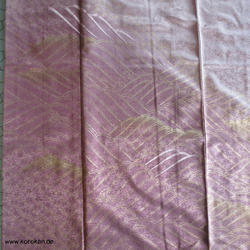 Goldwellen auf mauve Homongi Kimono Seidendamast