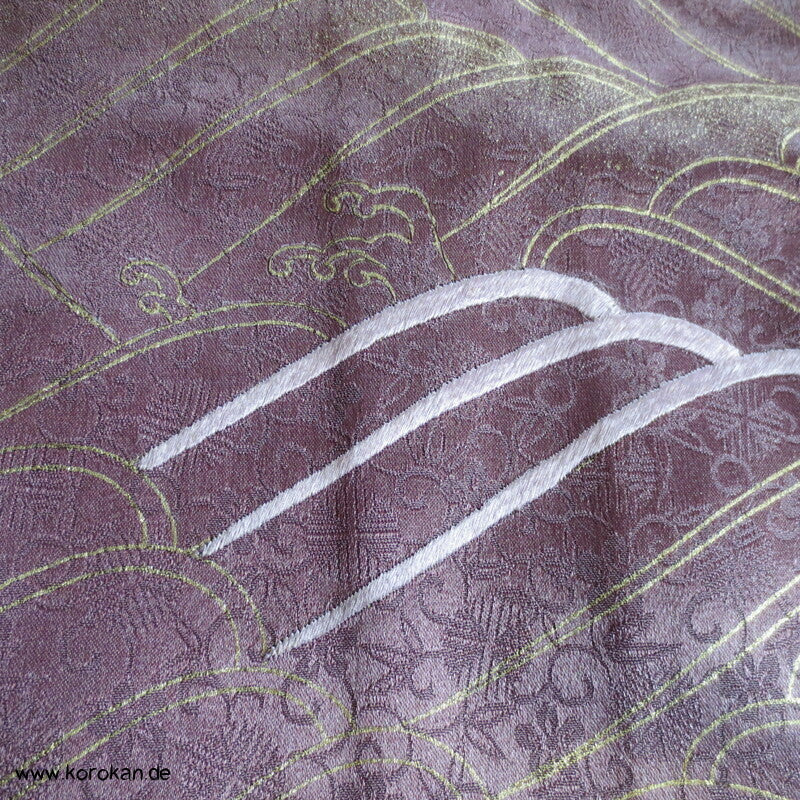 Goldwellen auf mauve Homongi Kimono Seidendamast
