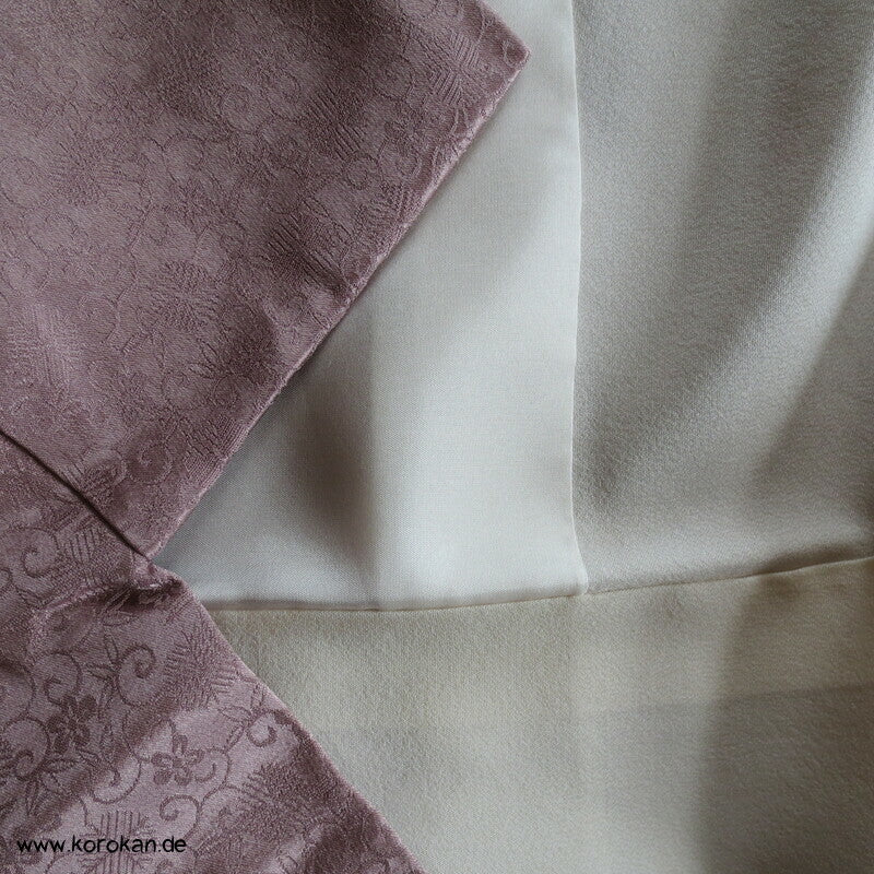 Goldwellen auf mauve Homongi Kimono Seidendamast