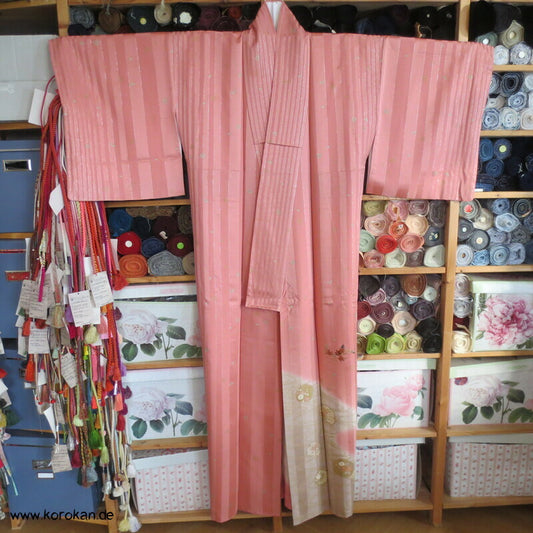 moderner Homongi Kimono, Schneeflocken und Wellen auf Silberstreifen Seidensatin