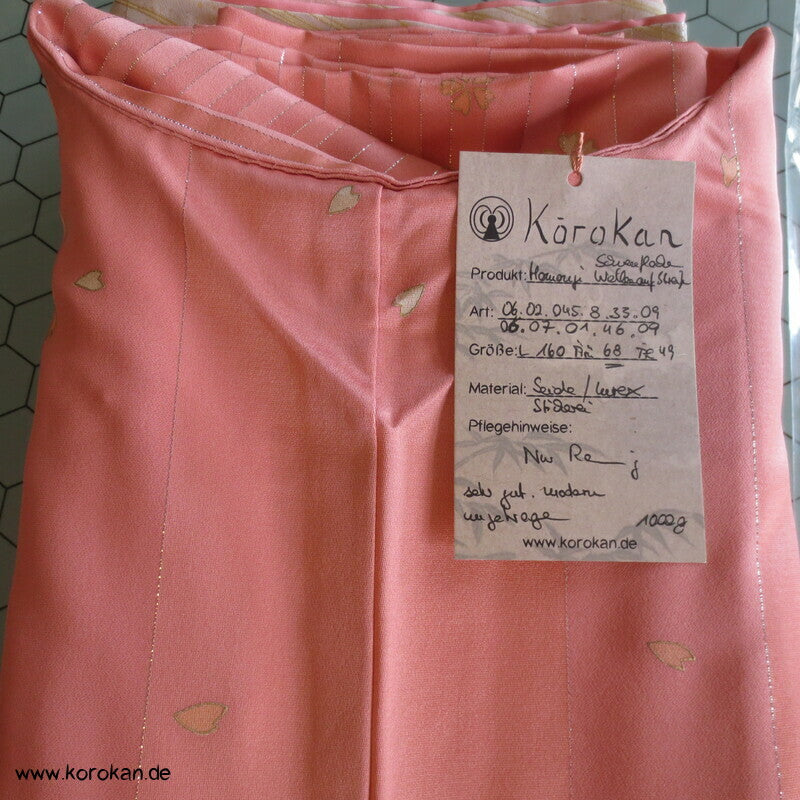 moderner Homongi Kimono, Schneeflocken und Wellen auf Silberstreifen Seidensatin