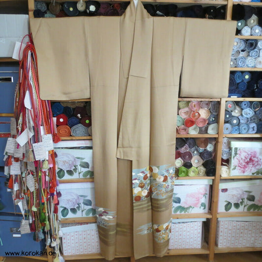 Blütenstreifen auf mattgold Iro Tomesode Mitsukoshi Kimono Seidendamast