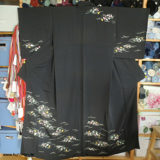 Homongi Kimono, Kiefernnadel, Gingko und Blüten auf schwarz
