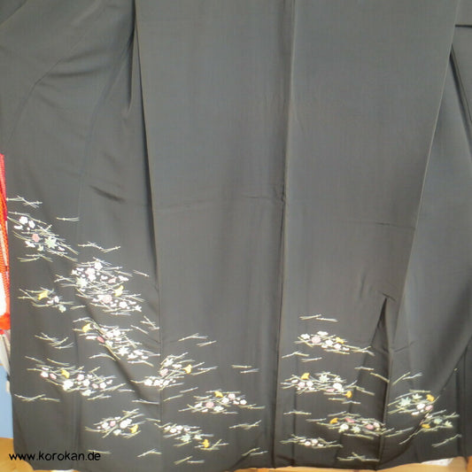 Homongi Kimono, Kiefernnadel, Gingko und Blüten auf schwarz