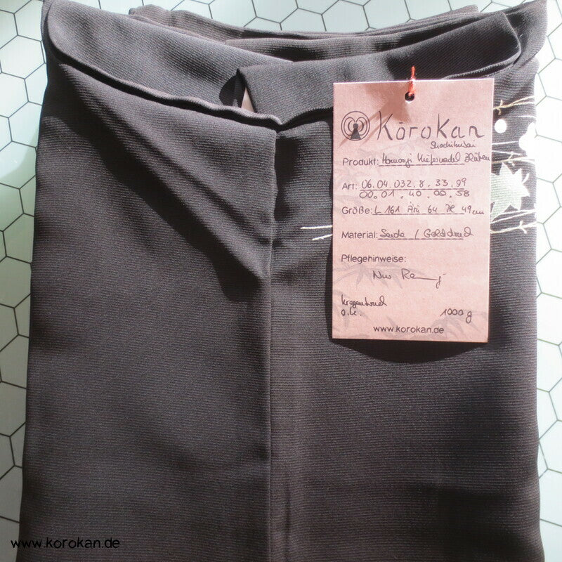 Homongi Kimono, Kiefernnadel, Gingko und Blüten auf schwarz