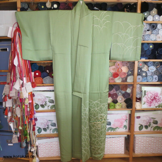 Shakuhachi Stickerei auf schilfgrünem Seidendamast Homongi Kimono