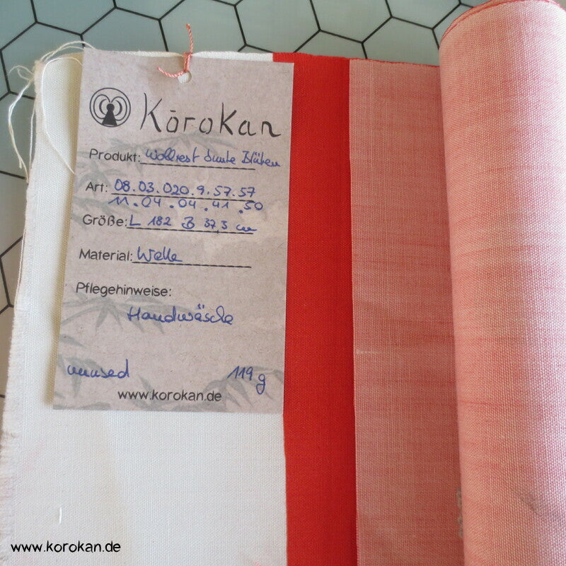 Kimono Wollstoff mit bunten Blüten auf hellrot