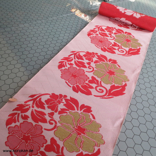 Blütenrondelle mit Gold Obi Seidenbrokat