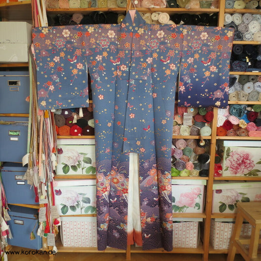Homongi Kimono Seidendamast Blumen und Schmetterlinge über Wellen