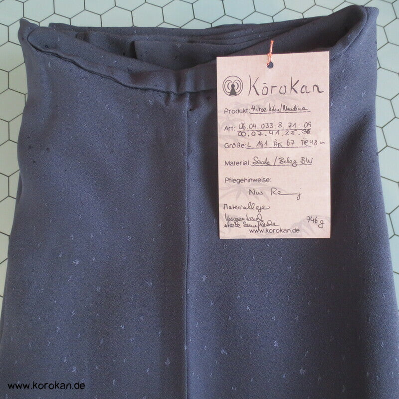 mitternachtsblauer Hitoe Homongi Seiden Kimono, mit Blumen