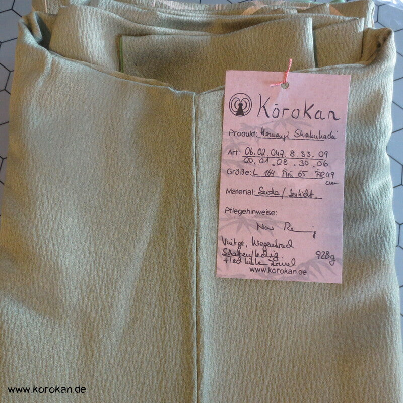 Shakuhachi Stickerei auf schilfgrünem Seidendamast Homongi Kimono