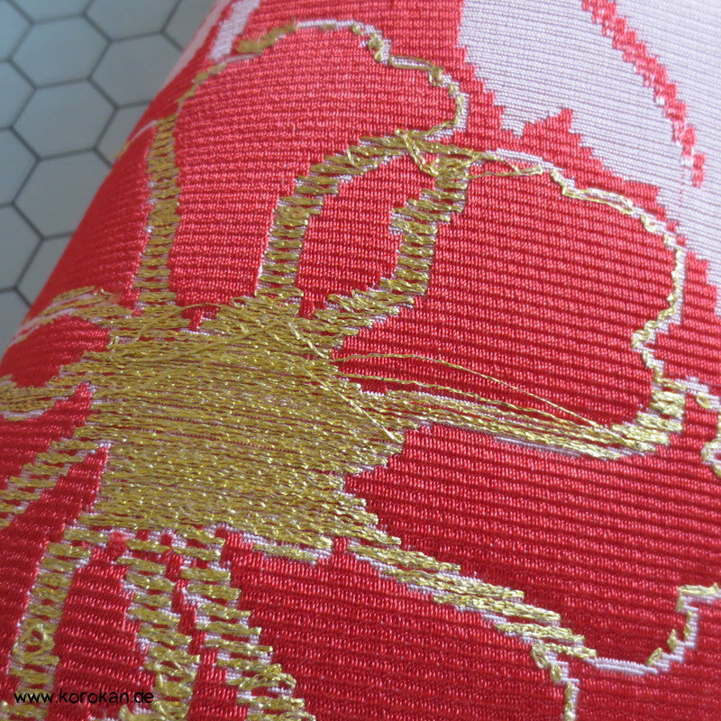 Blütenrondelle mit Gold Obi Seidenbrokat