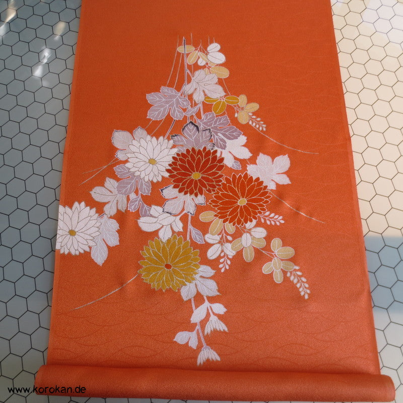 Chrysanthemen Kimono Tanmono, Teilstickerei mit Goldfaden auf Seidendamast