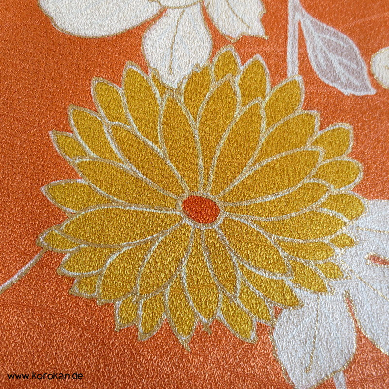 Chrysanthemen Kimono Tanmono, Teilstickerei mit Goldfaden auf Seidendamast