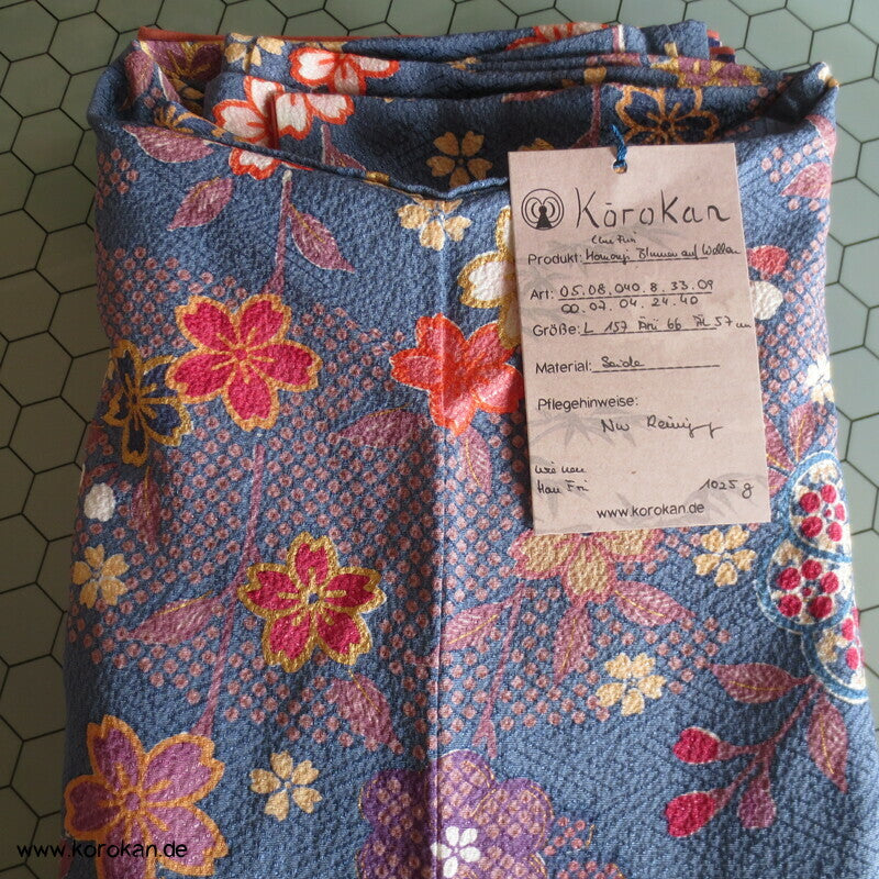Homongi Kimono Seidendamast Blumen und Schmetterlinge über Wellen