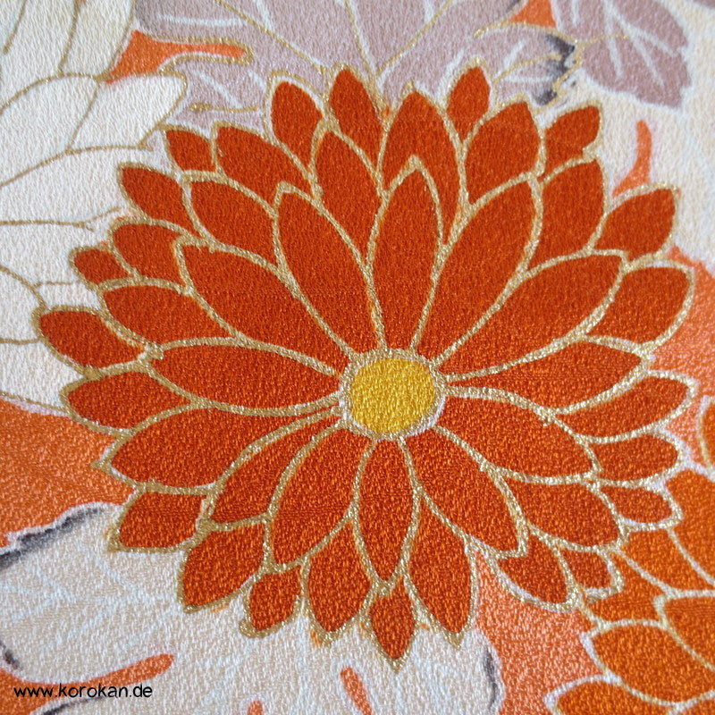 Chrysanthemen Kimono Tanmono, Teilstickerei mit Goldfaden auf Seidendamast