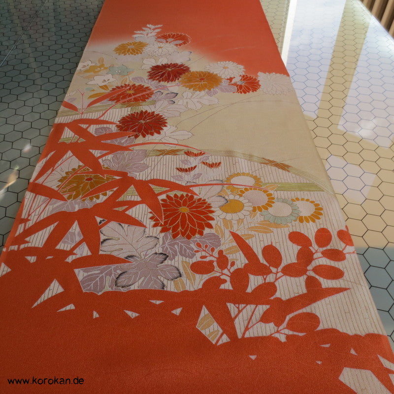 Chrysanthemen Kimono Tanmono, Teilstickerei mit Goldfaden auf Seidendamast