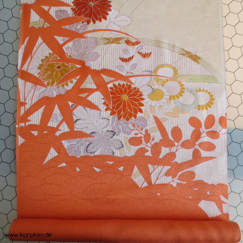 Chrysanthemen Kimono Tanmono, Teilstickerei mit Goldfaden auf Seidendamast