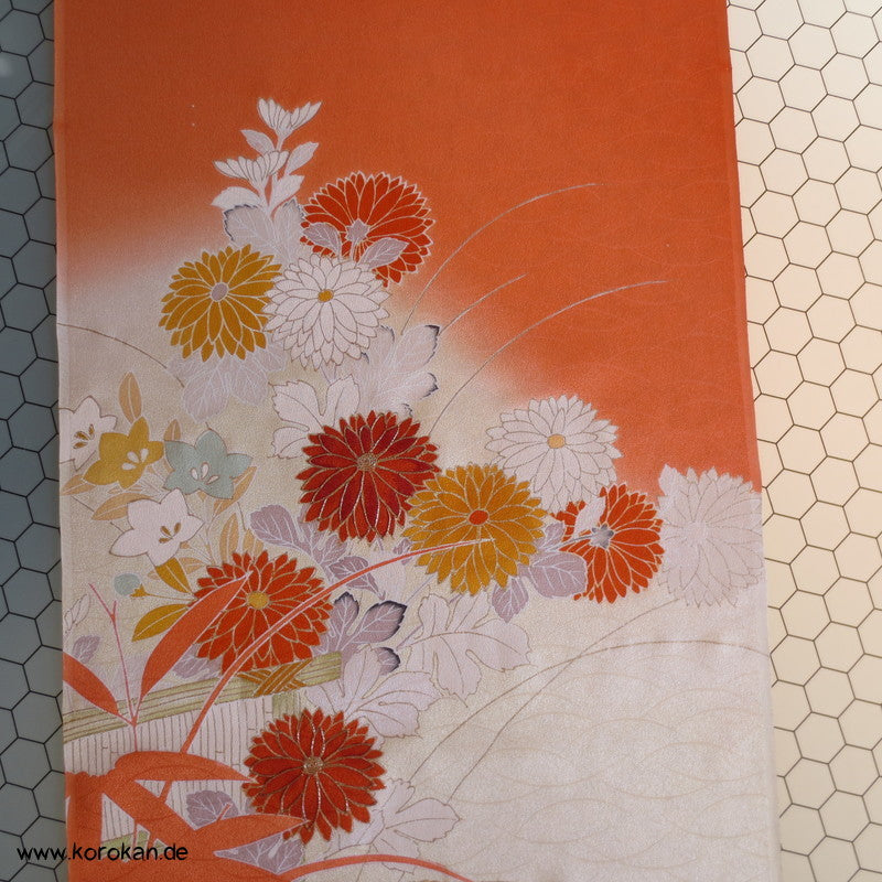 Chrysanthemen Kimono Tanmono, Teilstickerei mit Goldfaden auf Seidendamast