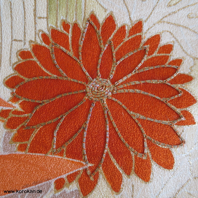 Chrysanthemen Kimono Tanmono, Teilstickerei mit Goldfaden auf Seidendamast